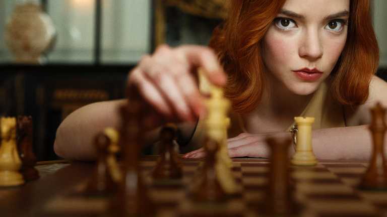 "Protagonista de Gambit's Queen jogando xadresz"